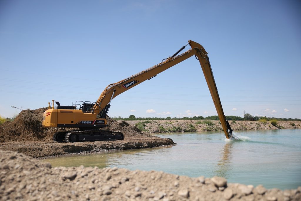 Trimble Earthworks 3D na koparce Sany