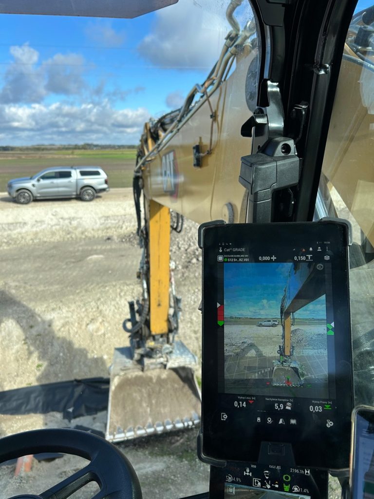 koparkca z Trimble Earthworks z funkcją AR rozszerzona rzeczywistość